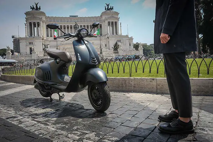 2016 Vespa 946 Emporio Armani 