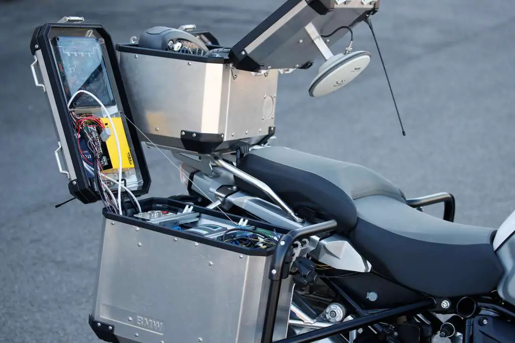 Jaw Dropping Autonomous Driving BMW R1200GS