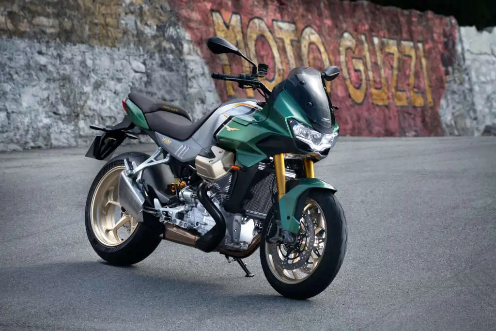 2022 Moto Guzzi V100 Mandello