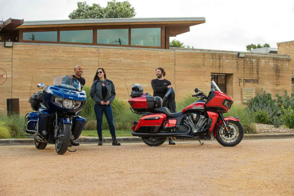 2022 Indian Pursuit Dark Horse Premium