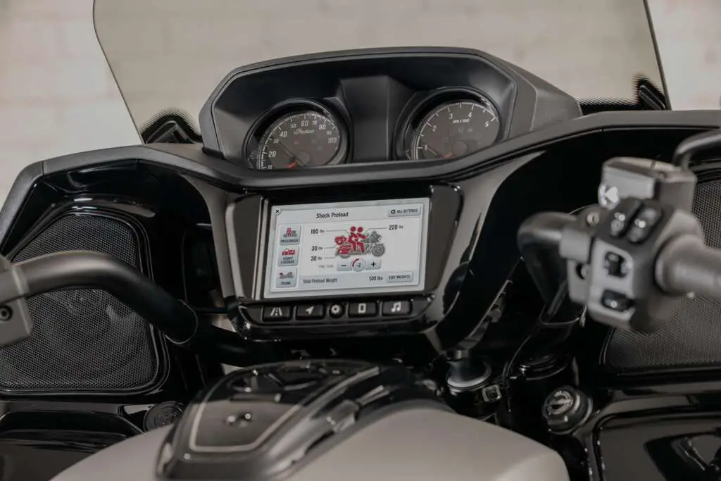 2022 Indian Pursuit Dark Horse