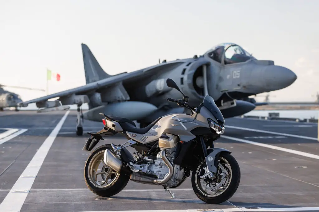 2023 Moto Guzzi V100 Mandello Aviazione Navale