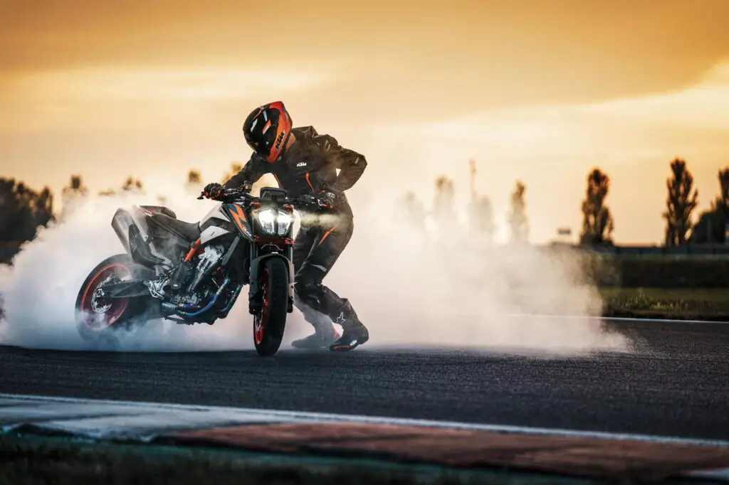 2023 KTM 890 Duke R