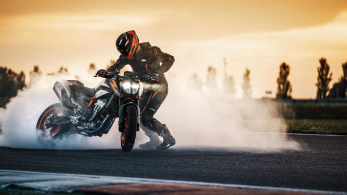 2023 KTM 890 Duke R